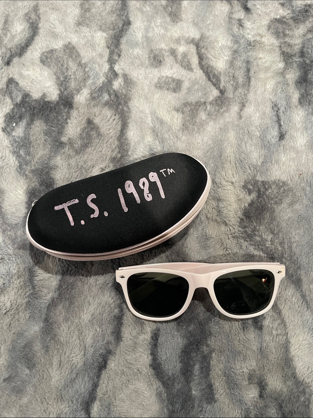 VIP Taylor Swift Wayfarer Sunglasses with T.S. 1989 Case